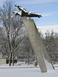 905209 Afbeelding van het besneeuwde beeldhouwwerk 'Vlucht' van Arthur Spronken, op de Einsteindreef te Utrecht.